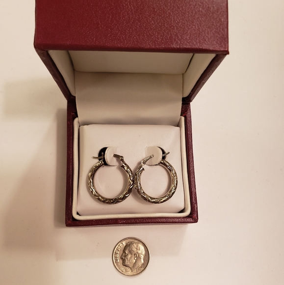 Sterling silver pierced hoops in presentation box - Picture 3 of 4